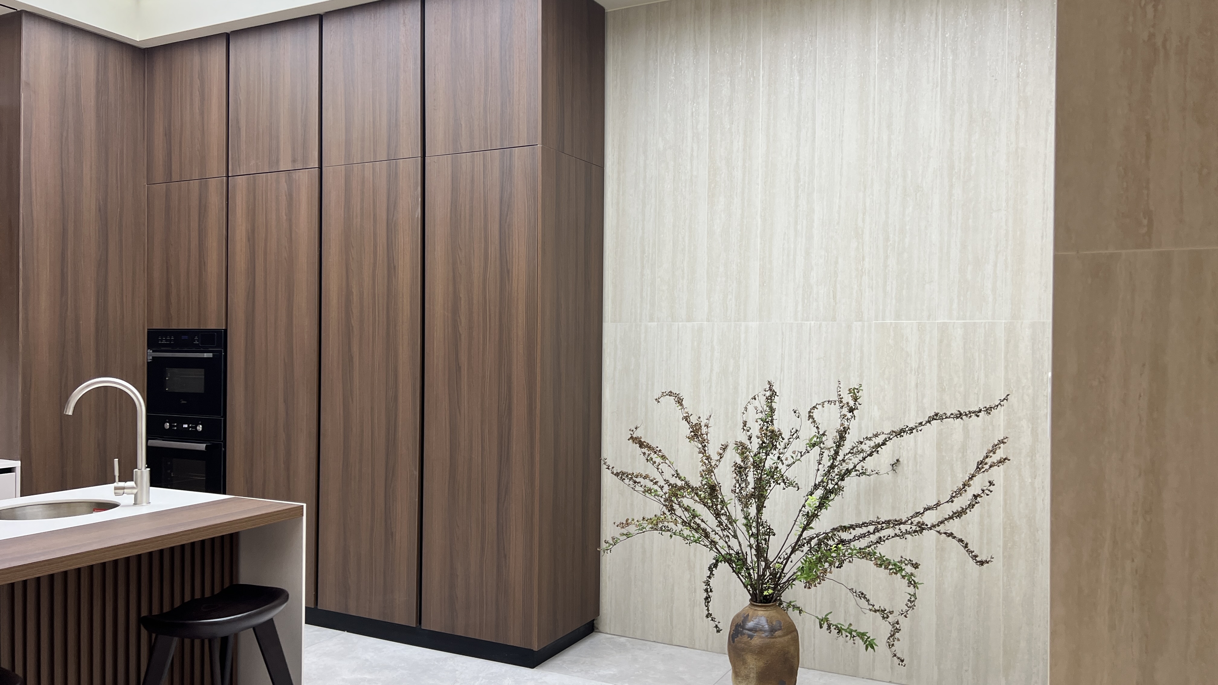 muro de porcelana de travertino